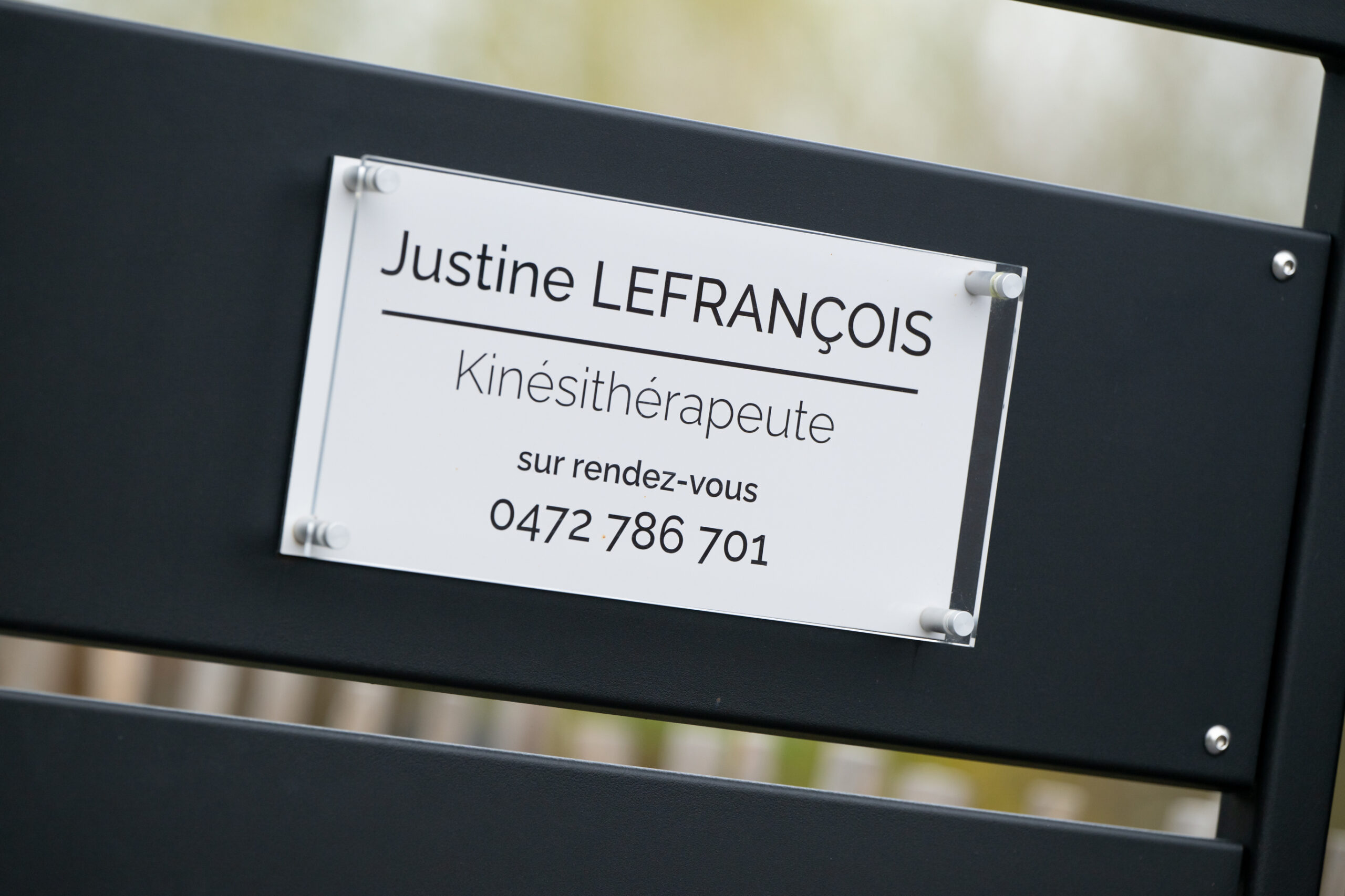 Photo du portail d'entrée du cabinet Justine Lefrancois à Soumagne sur lequel se trouve la plaque d'information Justine Lefrancois Kinesithérapeute sur rendez-vous 0472786701.